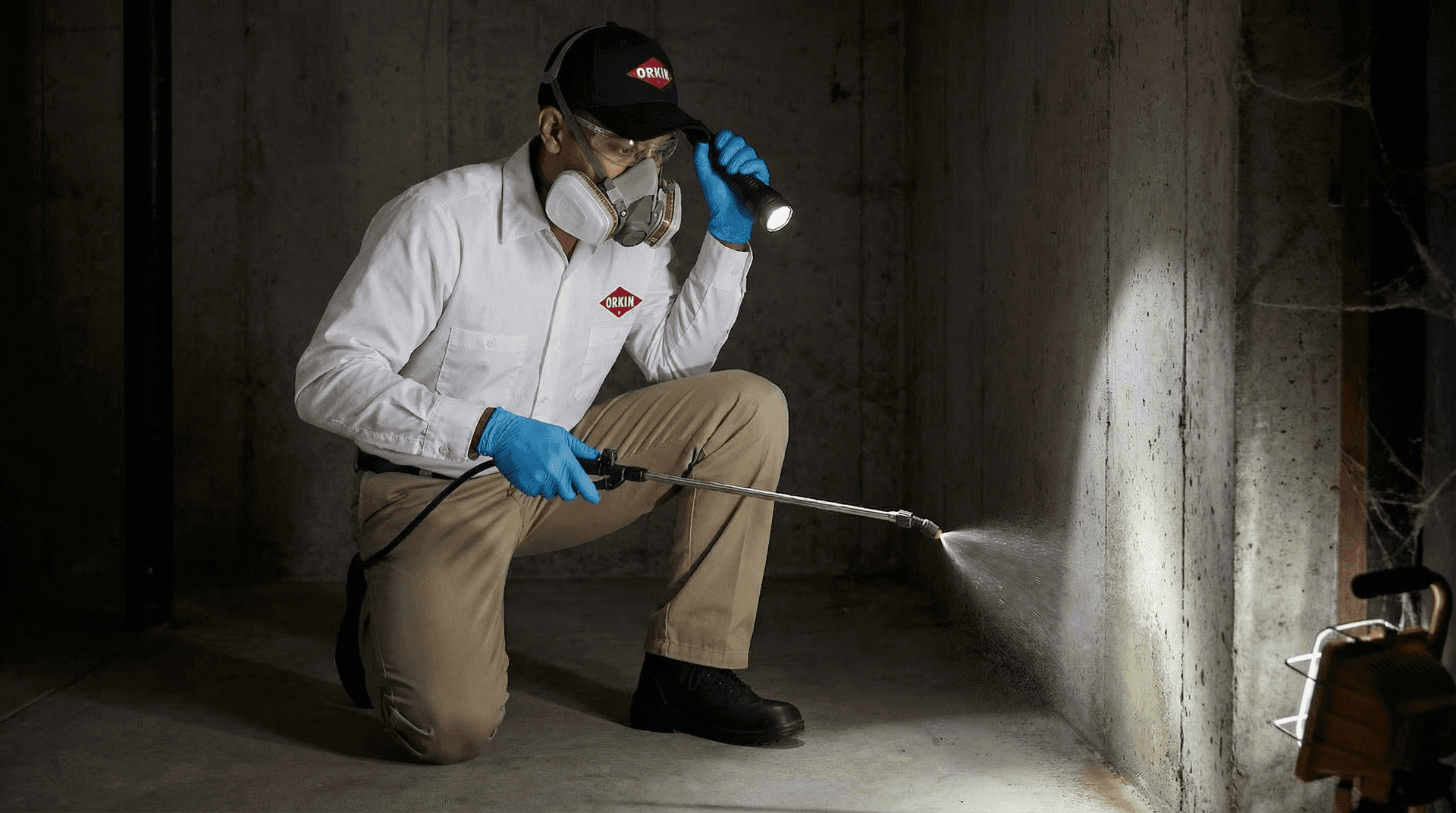 Técnica Orkin especialista em controle de lacraias no Rio de Janeiro
